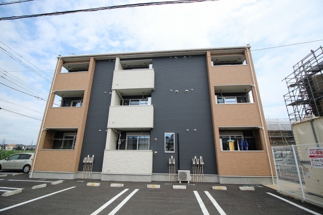 建物外観　３階建のアパートです