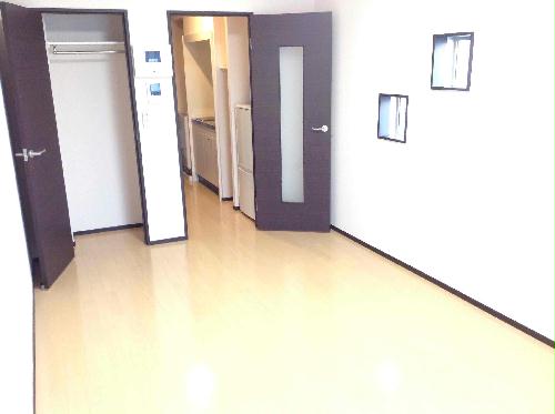 居室・リビング　収納内に服を片付けて、お部屋はスッキリ。