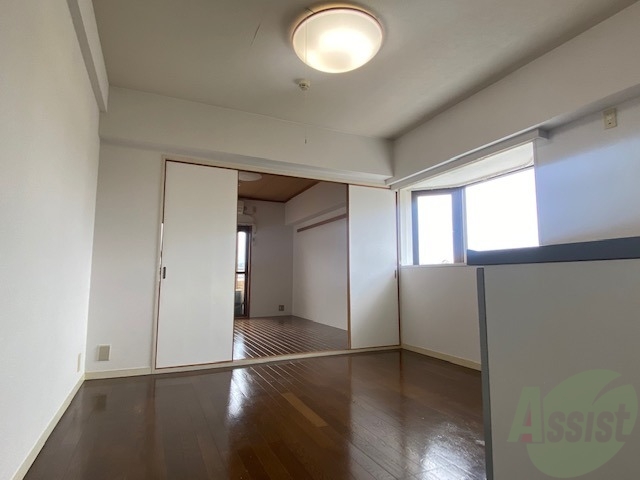 居室・リビング　７．３帖のダイニングキッチンです。広々していますね。