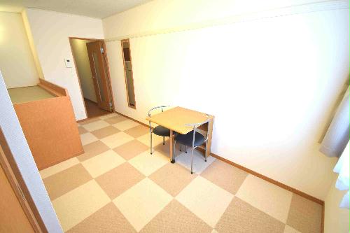 居室・リビング　テーブルは折りたたむ事が出来ます。コンパクト！