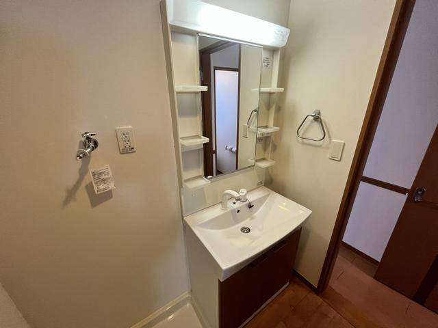 洗面設備　毎日の生活に欠かせない洗面台付きです。