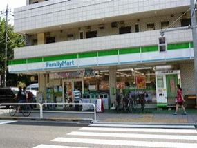 コンビニ　ファミリーマート新宿新小川町店（コンビニ）まで377m