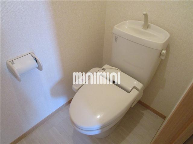 トイレ　嬉しい温水洗浄便座付。