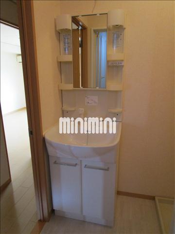 洗面設備　洗面台も収納あります。