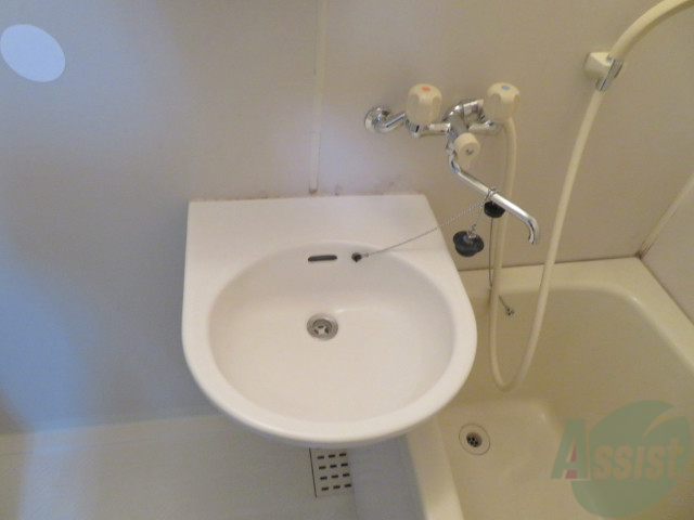 洗面設備　洗面所はこちらですね。朝の身支度はこちらで