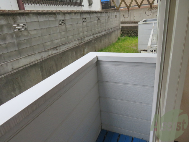 バルコニー　バルコニーはこちらですね洗濯物を干すのがはかどりますね