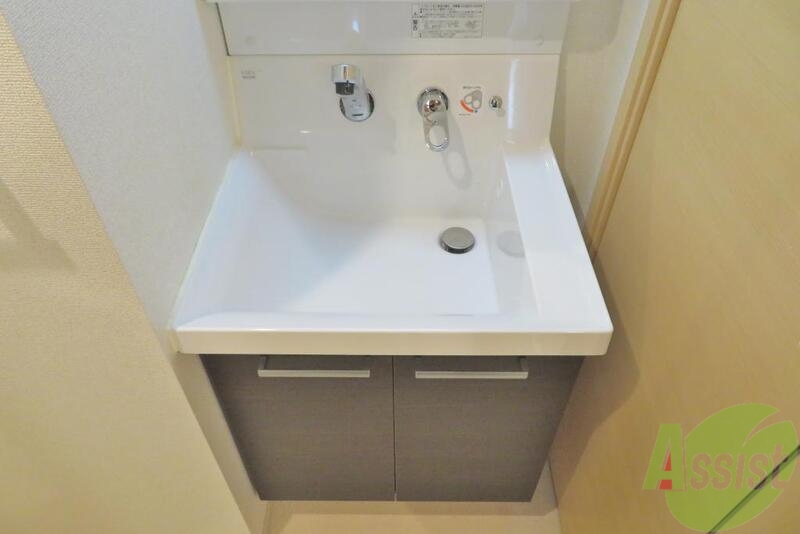 洗面設備　お風呂に合わせてこちらもシックなダークブラウンな洗面台です