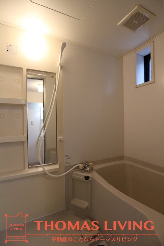 バス・シャワールーム　小窓があり、換気がしやすいですね。