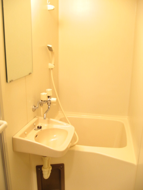 バス・シャワールーム　お風呂には小さな洗面台も付いてます♪