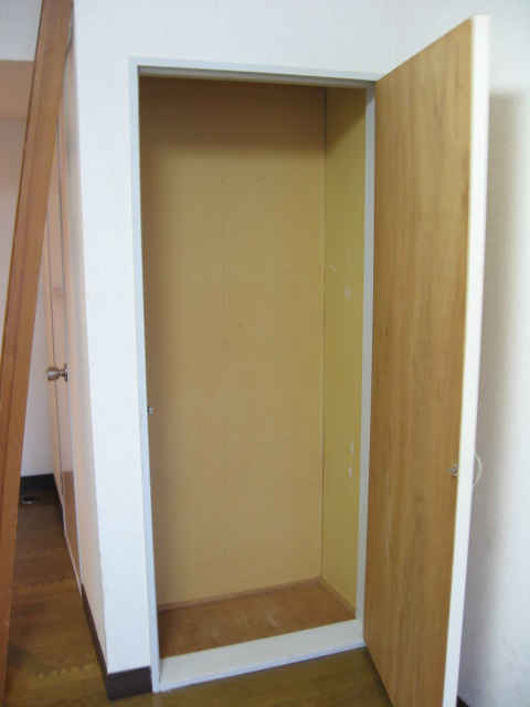 収納　収納はコンパクトなクローゼットです