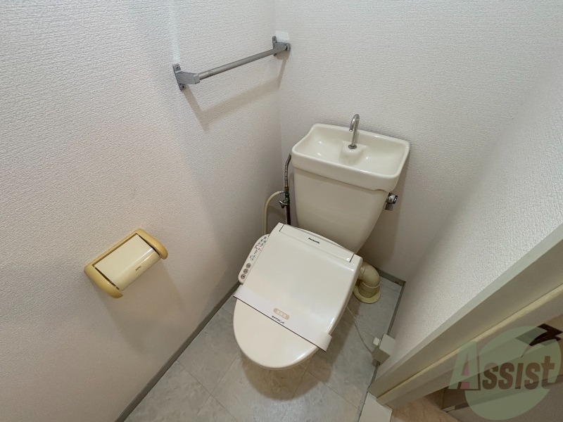 トイレ　トイレはウォシュレット付きで、横にはタオルかけがございます。