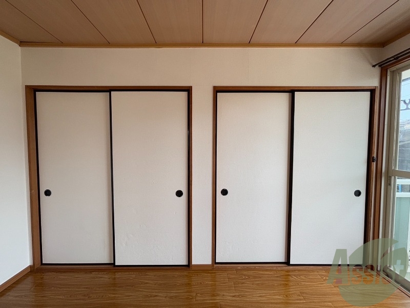 収納　洋室の押入はこんな感じで２つございます。