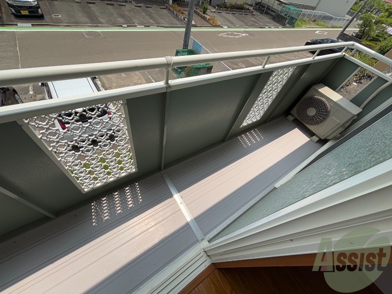 バルコニー　バルコニーは広々としており、洗濯物を干すことができます。