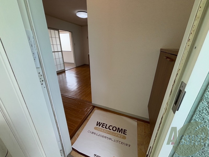 玄関　玄関から撮影したものになります。リビングが見えますね。