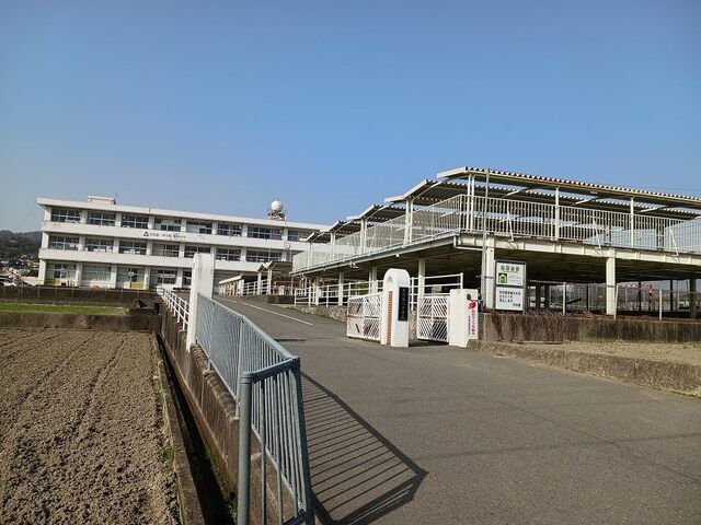 中学校　岩出市立岩出第二中学校様（中学校）まで180m