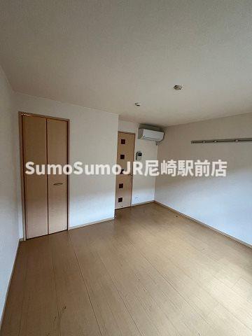 その他部屋・スペース　開放的な寝室です