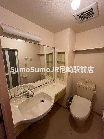 洗面設備　独立洗面化粧台が付いています