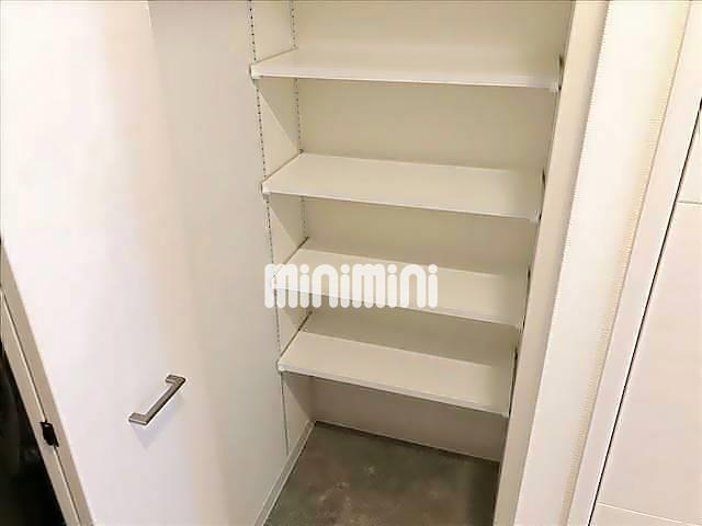 玄関　大きなシューズボックスがあり、ゴルフバッグなども入ります。