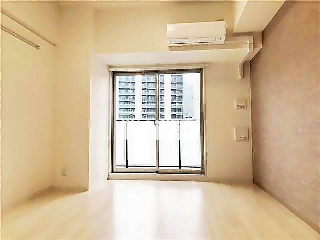 居室・リビング　ホワイトカラーの床材で明るい雰囲気のお部屋です。