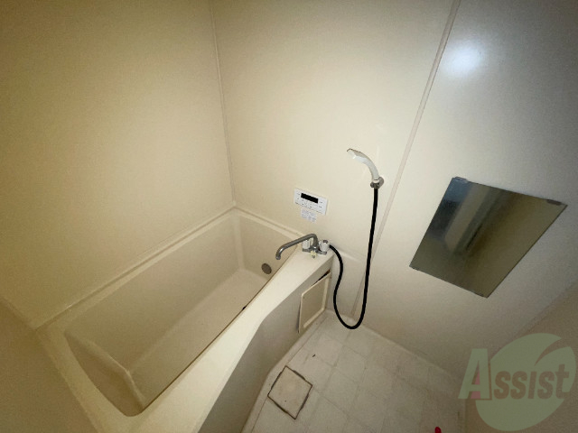 バス・シャワールーム　浴槽も広く、棚もありストレス無く使用出来そうですね。
