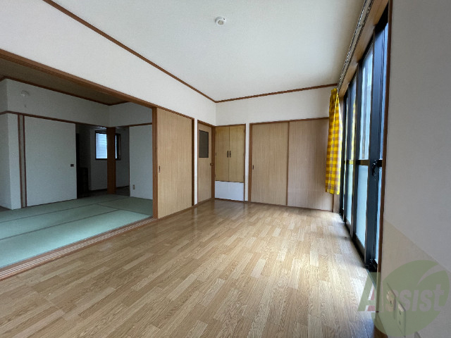 居室・リビング　陽当たりが良く、広々として過ごしやすそうです。