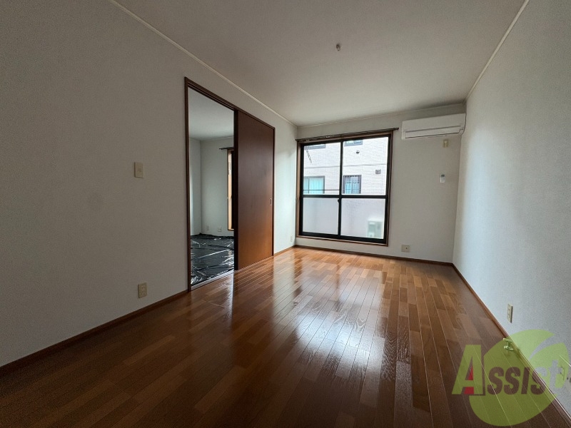 居室・リビング　南向きの大きめの窓から日差しがたっぷり入る明るいお部屋です。