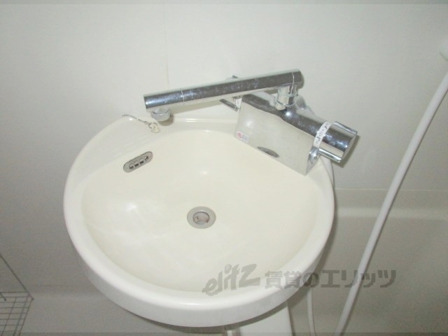 洗面設備　２面窓で風通しもバッチリです。