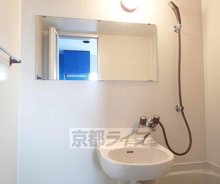 洗面設備　大きな鏡があり便利です