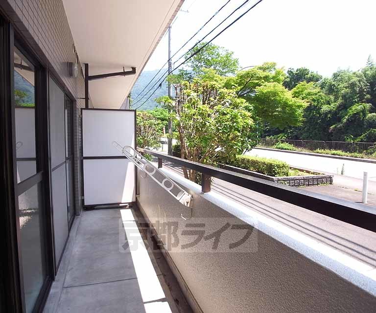 バルコニー　南向きの幅広いバルコニーです