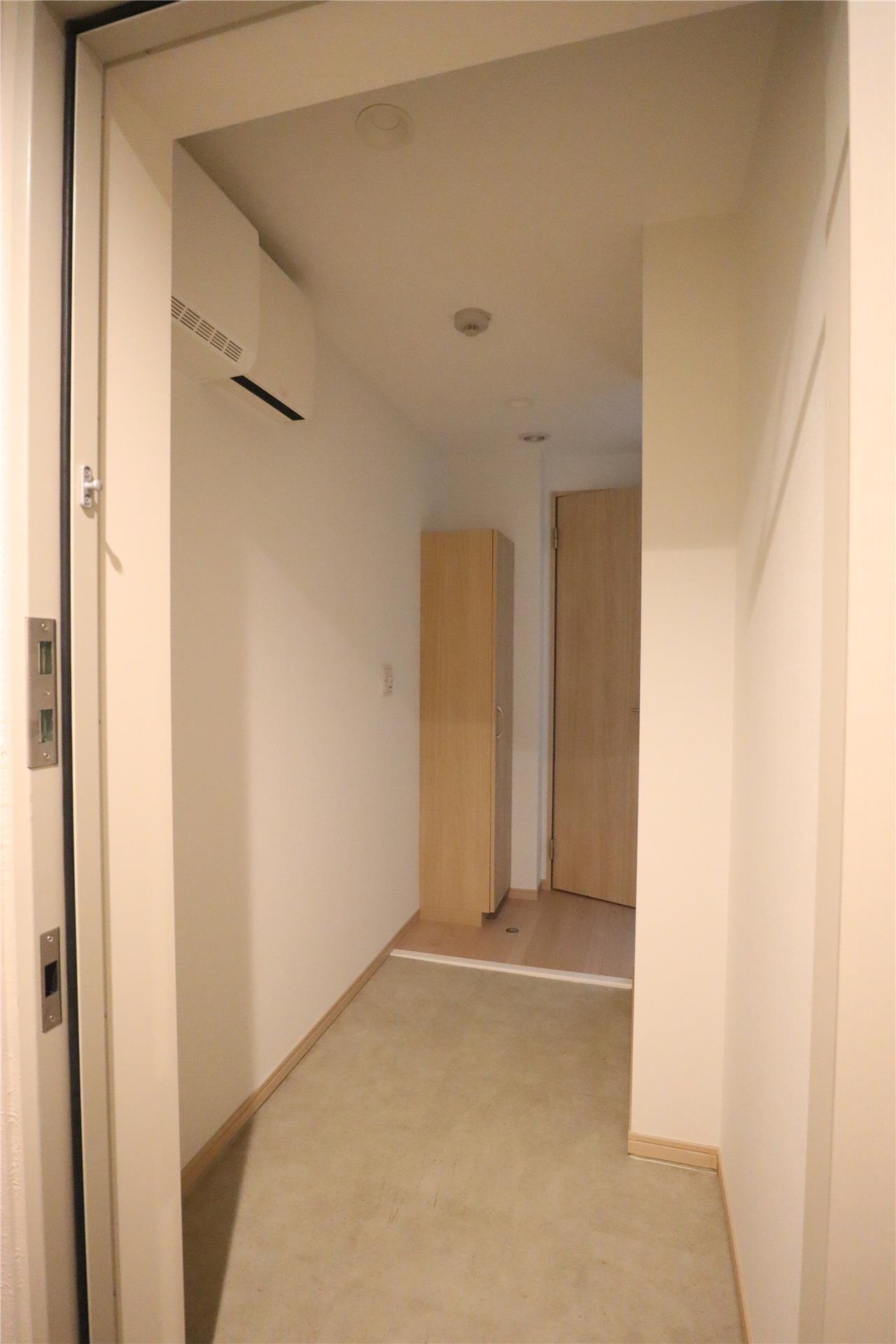 玄関　写真は103号室