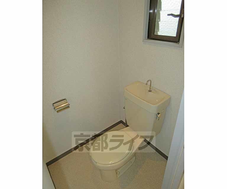 トイレ　小窓付きで明るいトイレですよ