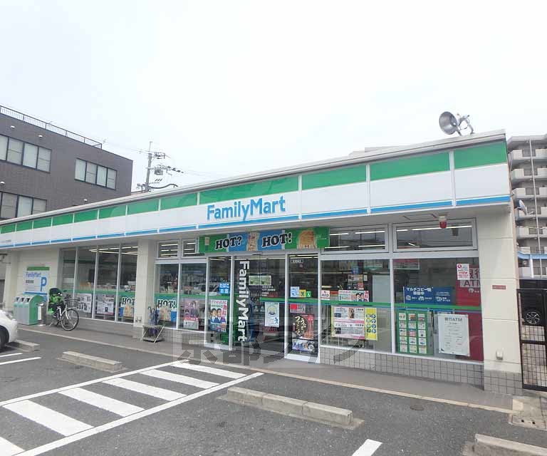 コンビニ　ファミリーマート トヨタくずは牧野店（コンビニ）まで296m