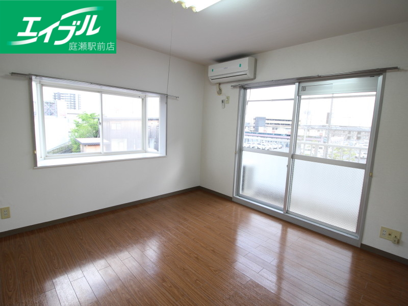 居室・リビング　同物件別部屋の写真です