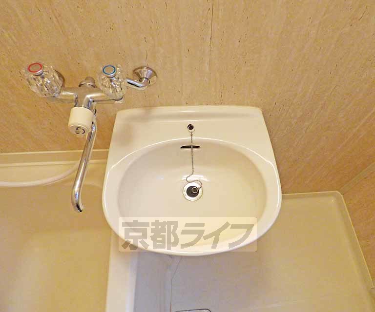 洗面設備　綺麗な洗面台です。