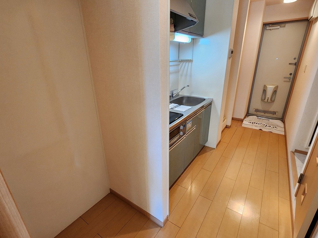 玄関　広めのキッチン廻り　冷蔵庫置場