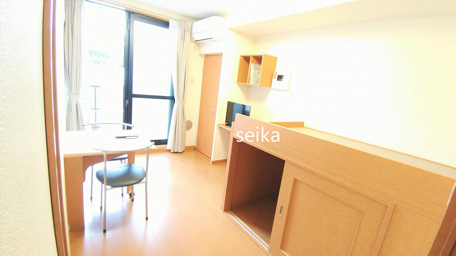 居室・リビング　１階はフローリング、２階はカーペットになります。