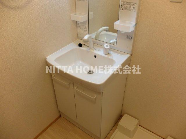 洗面設備　シャワー付き洗面台完備で快適です＊