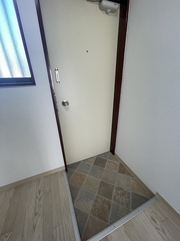玄関　※別部屋参考写真