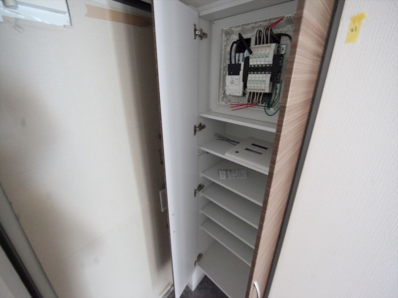 玄関　玄関　シューズボックス付（収納充実してます）　ダブルロック