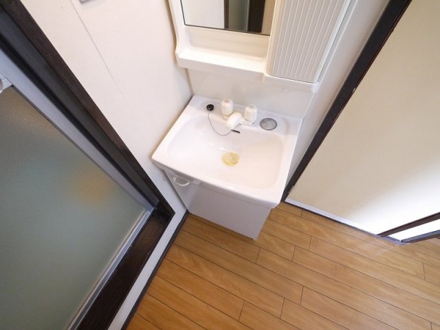 洗面設備　ゆったりとスペースのある洗面所