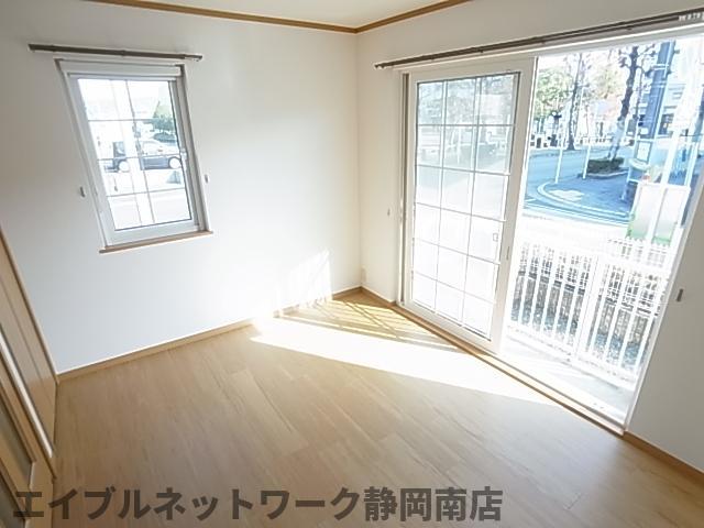 居室・リビング　こちらの居間で趣味の時間をお楽しみください