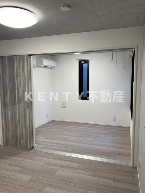 その他部屋・スペース　落ち着いた色調の寝室です