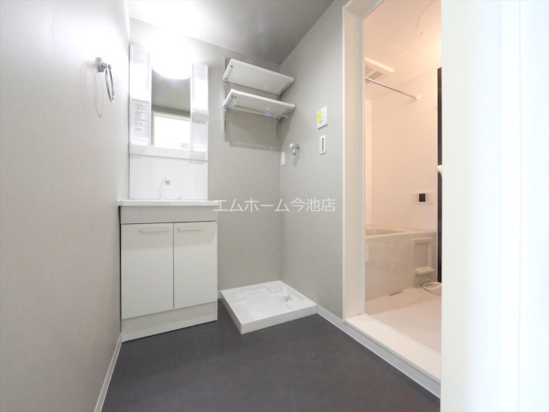 洗面設備　脱衣所　独立洗面台（シャンプードレッサー付）