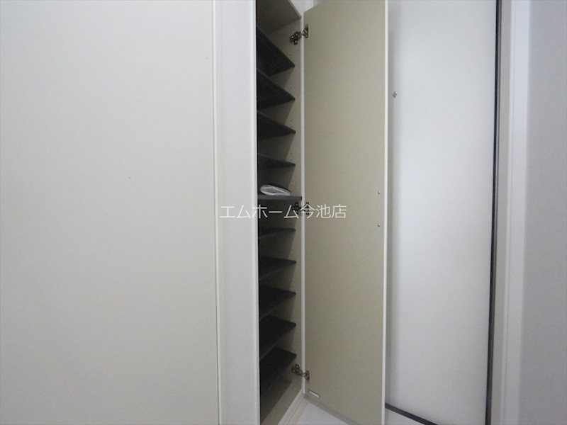 玄関　玄関　シューズボックス完備