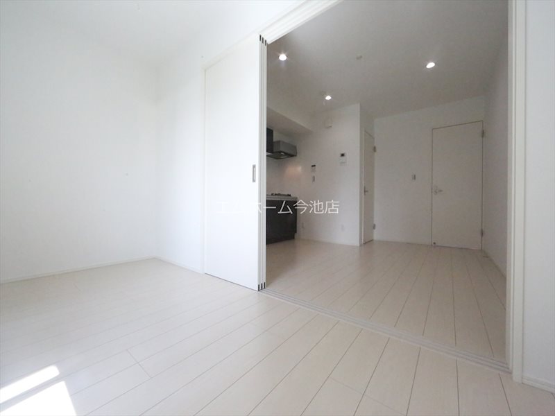 その他部屋・スペース　洋室4.9帖　エアコン付　バルコニーに面しています