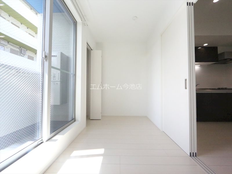 バルコニー　洋室4.9帖　エアコン付　バルコニーに面しています