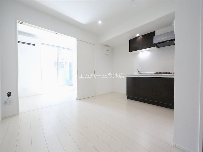 居室・リビング　LDK8.1帖　洋室4.9帖と繋げて使用もできます