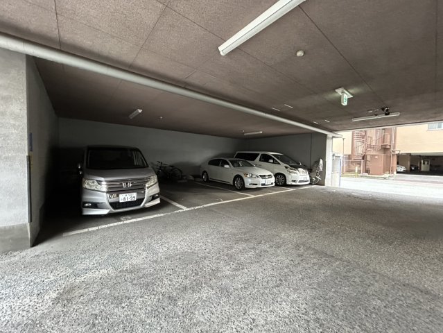 駐車場　駐車場に車を止められます