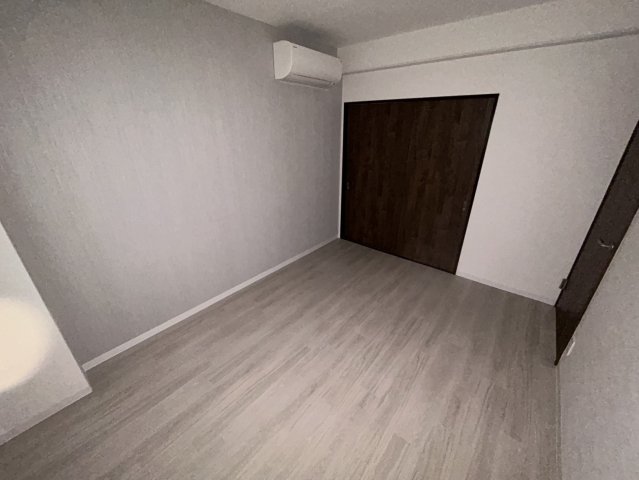 その他部屋・スペース　落ち着いた色調の寝室です