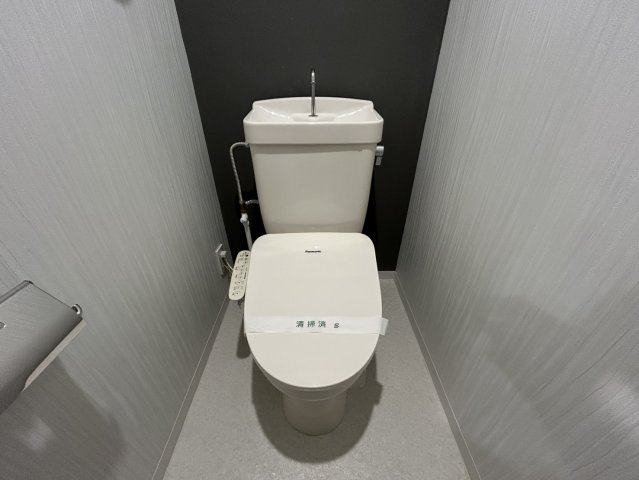 トイレ　落ち着いた色調のトイレです